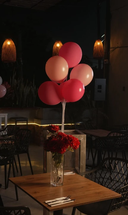 Mesa de cumpleaños con globos en Azotea Rooftop