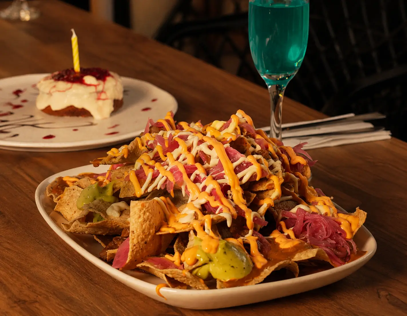 Nachos crujientes con carne de res, queso, guacamole y frescos acompañamientos en Azotea